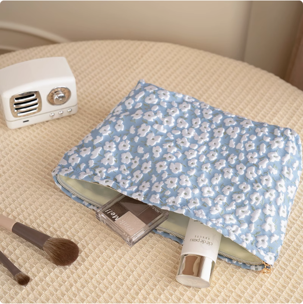 Canvas Makeup Bag with Floral Pattern, Large Capacity Cosmetic Pouch, Portable & Durable, with Unscented Material for Lipsticks and Accessories