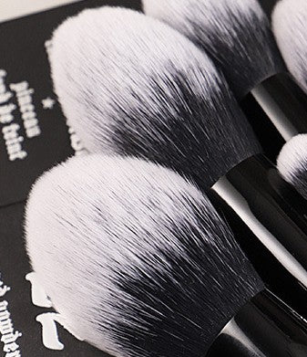Elegant Lady Makeup Brush with Soft Fibre Bristles and Black Handle, Hypoallergenic, Suitable for Normal Skin - 7.83in x 1.3in x 0.91in, Foundation Brush