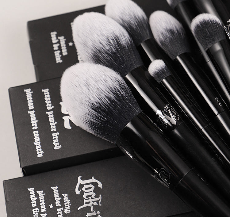 Elegant Lady Makeup Brush with Soft Fibre Bristles and Black Handle, Hypoallergenic, Suitable for Normal Skin - 7.83in x 1.3in x 0.91in, Foundation Brush